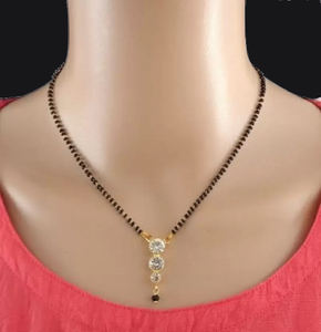 สร้อยคอแบบมังกาลสุตราสีดำประดับลูกปัดสุดเก๋ ชุบทอง เหมาะสำหรับใส่ในชีวิตประจำวันและงานปาร์ตี้ มีจำหน่ายในราคาขายส่ง - Product Image 3