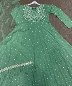 ชุดเดรสงานพิธีแบบคันชิปุราม สวยงามและทันสมัย ประดับด้วยงานเพชรที่หรูหราและรายละเอียดระบาย  ขายส่งจากเมืองสุรัต - Product Image 3