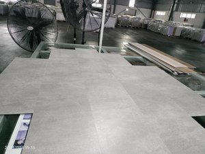 Tablón de vinilo SPC antideslizante de lujo, impermeable, PVC, piedra, plástico, compuesto, mármol interior, cubierta moderna, gráfico, proveedor directo - Product Image 2