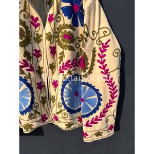 Veste en velours Suzani en gros, broderie ouzbek, pardessus bohème chic avec deux poches latérales, veste d'hiver unisexe - Product Image 3