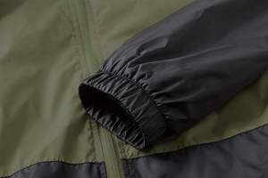 Chaquetas Cortavientos Ligeras Personalizadas para Hombre, Impermeables con Capucha y Bolsillos, Perfectas para Protección Contra el Viento y la Lluvia - Product Image 4