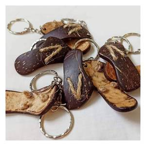 Accesorios únicos de cáscara de coco, que combinan la artesanía tradicional con un diseño moderno, ofreciendo un estilo de vida ecológico. - Product Image 3