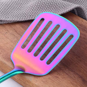 Juego de cubiertos duradero con diseño de arcoíris, con capas multicolores vívidas que ofrecen una estética elegante para el hogar. - Product Image 3