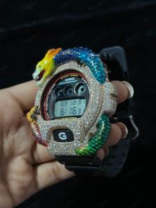 Reloj Dragon Bezel Plateado con Diamante de Corte Brillante Redondo - Joyería Unisex para Bodas y Aniversarios - Product Image 4