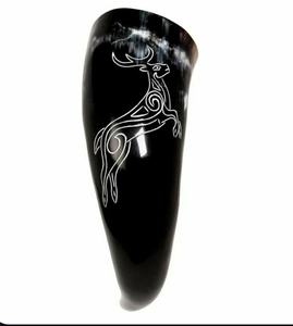 Tasse en corne gravée personnalisée avec récipient à boire en corne médiévale rustique avec enveloppe en cuir - Product Image 4