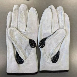 ถุงมือเชื่อมหนังวัวแบบแยกชิ้นส่วนทำด้วยมือถุงมือป้องกันการบาดและป้องกันความร้อนสำหรับมือและแขน - Product Image 1