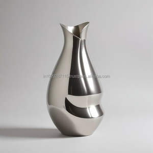 Vase à fleurs en métal tour élégante avec des lignes droites et une forme élégante idéale pour la décoration de bureau de luxe ou les halls d'hôtel - Product Image 6