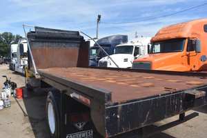 Camión Volquete de Plataforma DuraStar 4300 de 2014 con 220HP, Caja de Cambios Automática, Confiable para Construcción y Transporte Comercial - Product Image 5