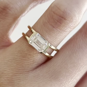 Bague de fiançailles en émeraude certifiée IGI 3,00 carats, diamant, monture demi-cerclée est-ouest, tige fendue, clarté VVVS, couleur DEF, magnifique pour mariage - Product Image 1
