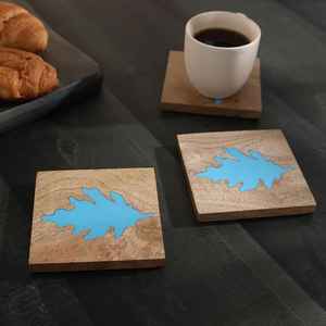 Sous-verres en résine époxy et bois de noyer avec incrustations artistiques pour tables à manger à prix disponible - Product Image 1