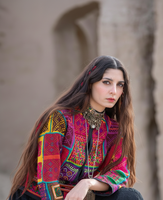 Veste longue en velours noir Kochiyaan Zarmeena avec dentelle superposée, broderie dorée, perles, boutons et manches cloche exagérées, coupe naturelle