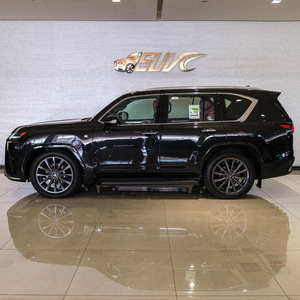 SUV Familiar LX 600 F Sport con Interior de Cuero Oscuro, Tracción en las Cuatro Ruedas, Volante a la Izquierda, Techo Panorámico - Product Image 4