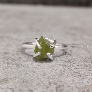 Joyería de piedra en bruto, anillo para mujer, peridoto piedra preciosa de Natural en bruto, piedra natal de agosto, banda de punta de aniversario, anillo de Plata de Ley 925 - Product Image 1