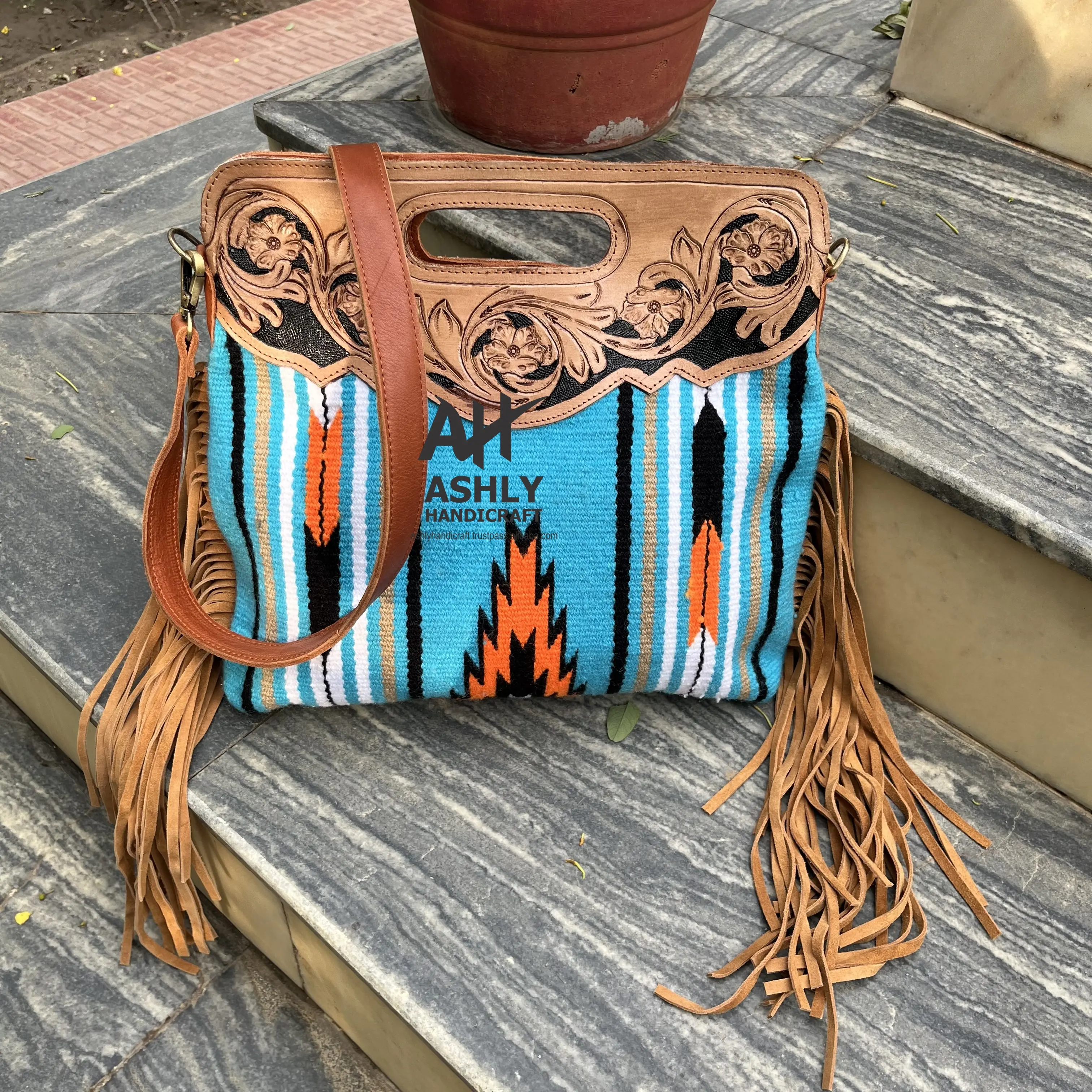 구매 클래식 디자인 스마트 웨스턴 매력 여성 숄더백 전통적인 안장 담요 툴링 디자인 프리미엄 품질 가방
