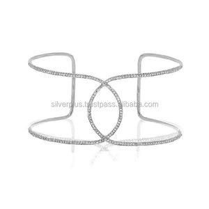 Bracelet de manchette en or blanc massif 18 carats avec micro-pavé de diamants de dernière conception Fabricant unique de bijoux fins - Product Image 5