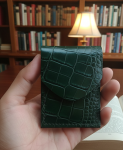 Tarjetero Bifold Delgado de Cuero Vacuno Vintage Hecho a Mano por Anwar, Corto, de Cuero Vacuno Genuino con Acabado de Cocodrilo - Product Image 5