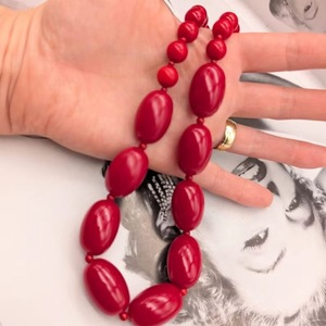 Collier en résine, accessoire de bijouterie audacieux et accrocheur pour les amateurs de mode moderne, haute qualité - Product Image 1