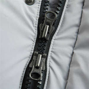 Chaqueta acolchada con capucha gris plateado para hombre, Abrigo acolchado alternativo con cremallera completa de invierno, chaqueta acolchada larga de calidad más gruesa - Product Image 3