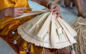 Sombrero Cónico Vietnamita Tradicional Non La, Diseño Artesanal Icónico para Protección Solar y Encanto Cultural - Product Image 3