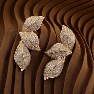 Boucles d'oreilles en argent de luxe serties de diamants en moissanite, boucles d'oreilles élégantes inspirées de la nature pour femmes - Product Image 1