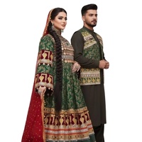Robe tribale afghane Kuchi exquise et lourdement brodée en vert émeraude et rouge bordeaux avec des motifs traditionnels de pièces de monnaie et des miroirs