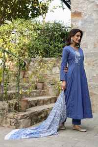 Impresionante conjunto de Kurta flaired con dupatta estampada de malmal de algodón hecha de algodón de alta calidad y bordado en la línea del cuello - Product Image 4