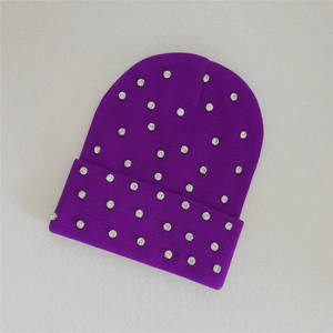 Bonnet en tricot gaufré avec logo personnalisé bonnet d'hiver en cuir chaud avec étiquette tissée avec patch caractère et impression de points - Product Image 6