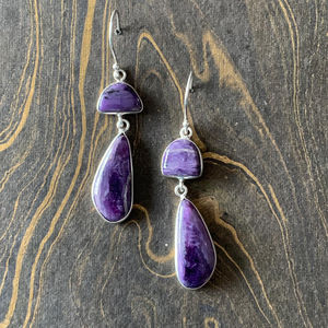 Elegantes Pendientes Largos de Plata de Ley 925 con Dos Piedras Charoita en Forma de Lágrima, Diseño Clásico Minimalista - Product Image 1