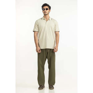 Polo 100 % polyester avec col brodé foncé, coupe classique, respirant et infroissable, motif uni, haute qualité - Product Image 3