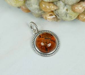 Colgante de forma redonda de ámbar Báltico natural de sólida plata de ley 925 - Product Image 1