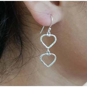 Pendientes Colgantes de Plata de Ley 925 con Doble Corazón, Hechos a Mano, Minimalistas, Ligeros, con Oro como Material Principal - Product Image 5