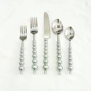 Couverts en acier inoxydable plaqué couleur argent avec manche en bois de qualité supérieure Ensemble de 5 fourchette cuillère couteau couverts allant au lave-vaisselle - Product Image 2