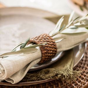 Anneaux de serviette classiques en rotin tissés à la main avec une texture élégante et un attrait boho-chic pour un style de salle à manger intemporel et sophistiqué - Product Image 3