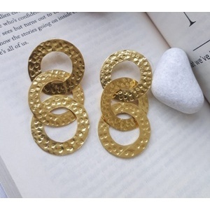 Boucles d'oreilles créoles artisanales Soumya en laiton plaqué or, alliage de cuivre, style vintage, unisexe, du Rajasthan, pour fêtes et mariages - Product Image 1