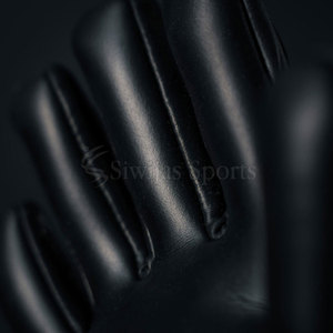 ถุงมือผู้รักษาประตูที่มีการยึดเกาะที่แข็งแรงและดีไซน์ที่ยืดหยุ่นเพื่อการเคลื่อนไหวที่ง่ายดายและการควบคุมลูกบอลที่ดีขึ้น - Product Image 4