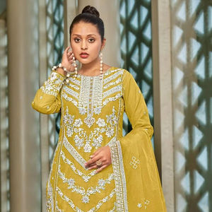 Organza de lujo Shalwar Kameez bordado Khalti Work y fondo de seda Juego de 4 piezas en tamaños XL XXL para fiestas - Product Image 1