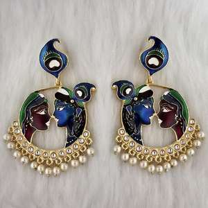 Boucles d'oreilles pendantes multicolores en alliage de zinc Kriaa, modèle Radha Krishna Meenakari, pour occasions festives, 1314426F - Product Image 1