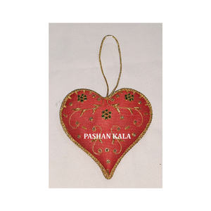 Hermoso trabajo floral con cuentas hermosas con bordado Zari en tela en forma de corazón Color rojo colgantes adornos para árboles de Navidad - Product Image 1