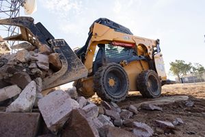 Cargadoras Compactas Cat Skid Steer - Diseño de Elevación Vertical 270°, Peso Operativo 10441 LB y Potencia Neta - SAE 1349 100 HP - Product Image 4