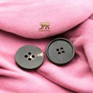 กระดุมเขาควายดำพรีเมียมสำหรับเสื้อเชิ้ต 4 รู ทนทาน ทรงกลม ตาข่าย เป็นมิตรกับสิ่งแวดล้อม หรูหรา ขัดเงา สไตล์แฟชั่น - Product Image 3