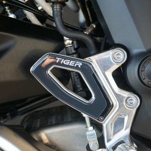 Adesivi Protettivi 3D per Soglia Porta Moto Compatibili con Triumph Tiger 660 e 800 Sport - Product Image 1