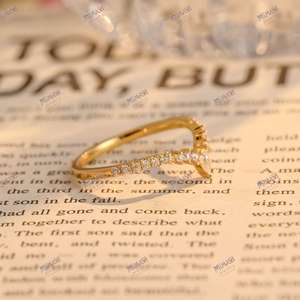 แหวนหมั้นเพชรโมอิสทรงกลมลูกแพร์และกลม2มม. พร้อมสายรัดที่ละเอียดอ่อนในดีไซน์ซ้อนได้อย่างหรูหรา - Product Image 3