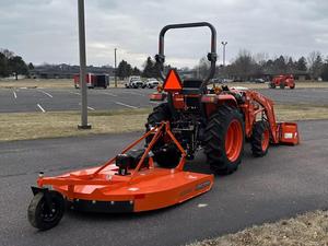 รถแทรกเตอร์เกษตรขนาดกะทัดรัด KUBOTA L3302HST 33 แรงม้า พร้อมอุปกรณ์ตักดินด้านหน้า เครื่องจักรกลการเกษตรราคาประหยัดสำหรับขาย - Product Image 3