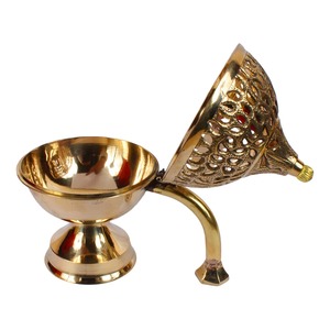 Brûle-encens décoratif de designer finition or avec poignée incurvée pour les pratiques spirituelles, la méditation et l'exposition sur table - Product Image 2