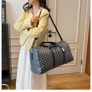 กระเป๋าสำหรับผู้หญิงกระเป๋าหนัง PU กันน้ำออกแบบได้ตามต้องการกระเป๋าทรงดัฟเฟิลกีฬาเดินทางไปยิมกระเป๋าใบใหญ่มีซิปปิด - Product Image 6