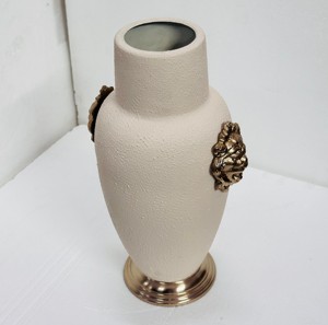 แจกันสีชมพูอ่อนประดับด้วยลวดลายสิงโตสีทองบนฐานโลหะชิ้นส่วนตกแต่งที่เหมาะสำหรับห้องนั่งเล่นและห้องนอนทำจากโลหะ - Product Image 1