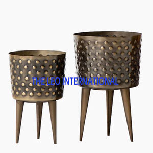 Pot de fleurs de luxe fait main, forme géométrique, finition grise texturée, pour décoration maison et jardin - Product Image 4