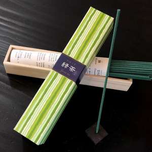 Ensemble d'encens Kayuragi 40 bâtonnets avec support, arôme thé vert, en bois et résine, pour usage domestique et spa, incluant le musc - Product Image 1