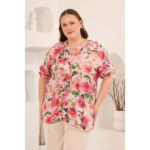 Camisa de talla grande con estampado floral y mangas fruncidas en color fucsia - Product Image 1