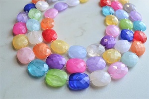 Collar de Diseño con Colgante de Resina de Ámbar Multicolor Hecho a Mano, Joyería India para Mujer, Regalo de Diseñadores de Moda, Diseño de Ángel y Amor en Acrílico - Product Image 3